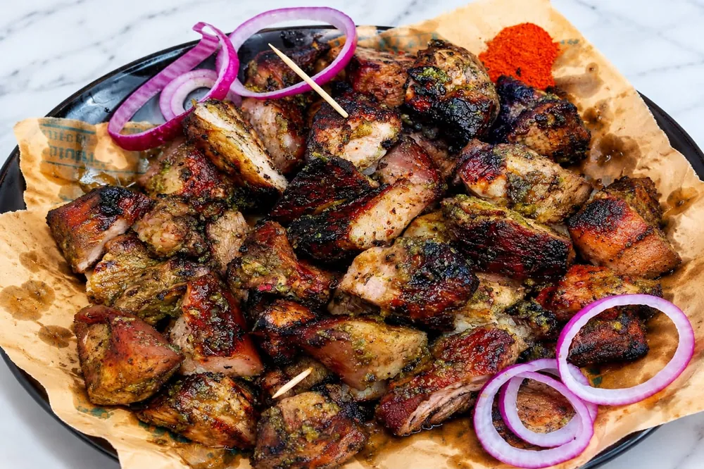 Ngulo ku mako LAMBA à la braise, oignons rouges