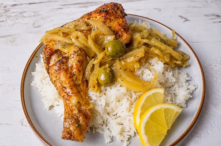 Poulet yassa LAMBA aux oignons, olives et citron, servi avec du riz
